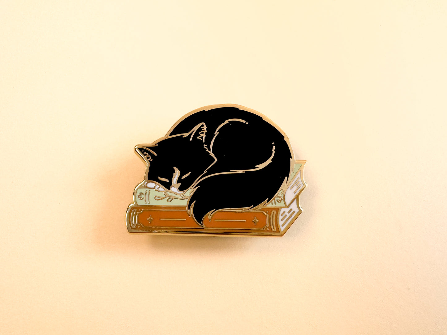 Cat on books - Enamel Pin